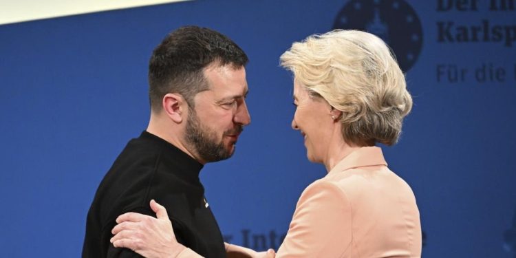 Volodymyr Zelensky riceve ad Aquisgrana da Ursula von der Leyen il premio Carlo Magno (LaPresse)