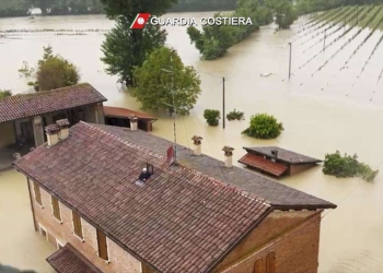 Elicottero della guardia costiera interviene nella campagna di Faenza allagata (LaPresse)