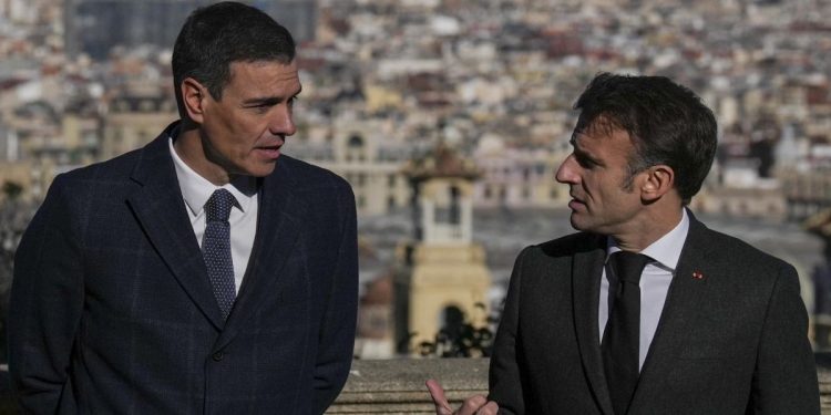 Emmanuel Macron incontra Pedro Sanchez a Barcellona durante il summit Francia Spagna (Foto: 2023, LaPresse)