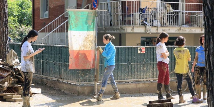 Alluvione in Romagna: studenti sul campo (LaPresse)