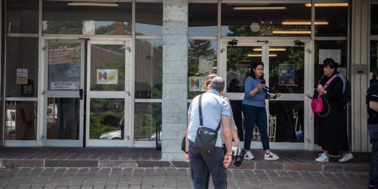 L'ingresso dell'Istituto tecnico industriale "Alessandrini" di Abbiategrasso (Milano) (LaPresse)