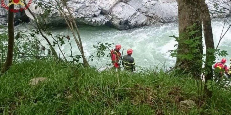 Le ricerche di Denise Galatà, la 19enne caduta a Cosenza mentre faceva rafting in gita (Twitter)