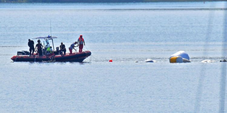 Naufragio al Lago Maggiore: i tentativi di recupero dell'imbarcazione affondata (Twitter)