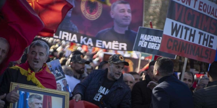 Manifestanti kosovari protestano a difesa dell'ex presidente Hashim Thaci, a processo per crimini di guerra all'Aia (LaPresse)