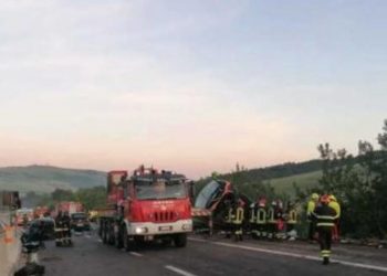 Bus in una scarpata sull'A16