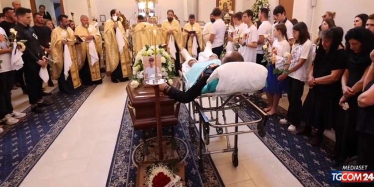 Ferrara, padre partecipa in barella al funerale del figlio morto in un incidente sul lavoro( TGCom24, 2023)