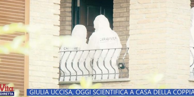 Carabinieri a casa di Giulia Tramontano (Foto: La vita in diretta)