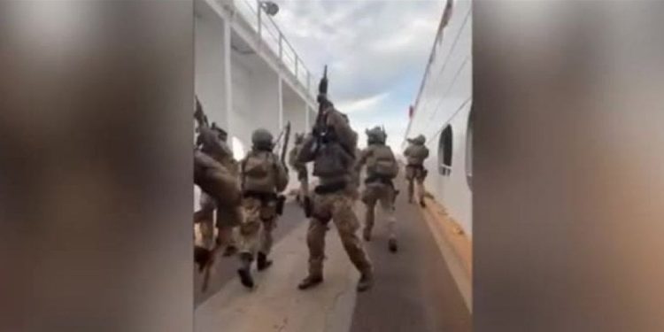 Intervento delle forze speciali italiane sulla nave turca (Screen da video)