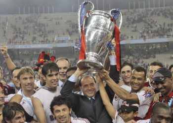 Silvio Berlusconi con la Champions League 2007 vinta dal Milan (Foto LaPresse)