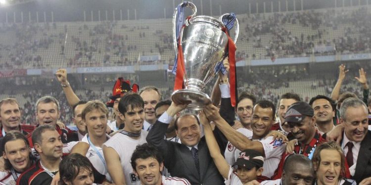 Silvio Berlusconi con la Champions League 2007 vinta dal Milan (Foto LaPresse)