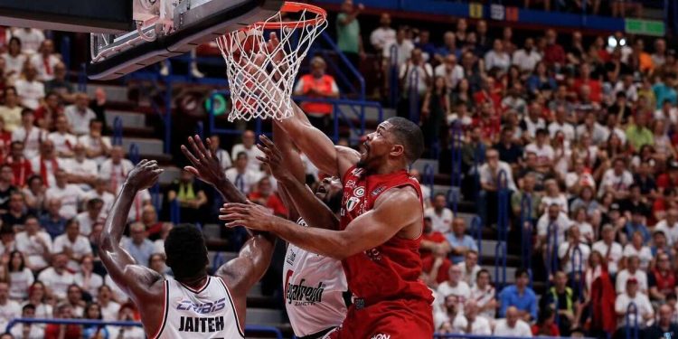 Milano Virtus Bologna: dopo gara-2 della finale scudetto si è scatenata una rissa (da facebook.com/OlimpiaMilano1936)