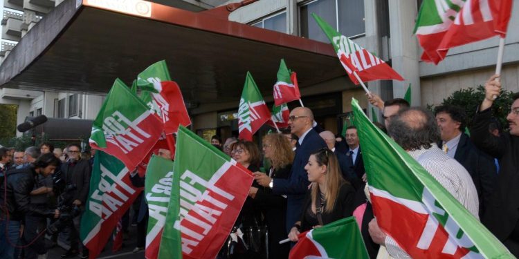 Le bandiere di Forza Italia a Perugia nel 2019 a sostegno della candidata del centrodestra alla presidenza della Regione Umbria, Donatella Tesei (Foto: Lapresse)