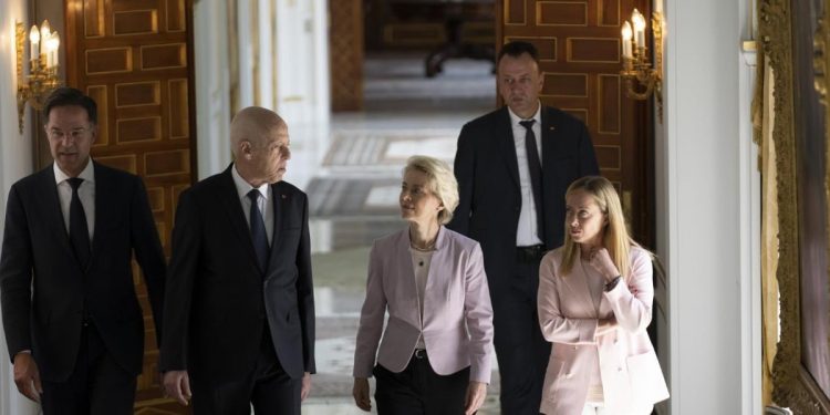 Mark Rutte, Kais Saied, Ursula von der Leyen e Giorgia Meloni a Tunisi (LaPresse)