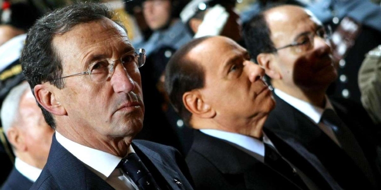 Gianfranco Fini, Silvio Berlusconi e Renato Schifani nel 2011 (LaPresse)