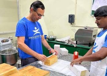 Alberto Sinigallia prepara il pane nel forno di Calcutta