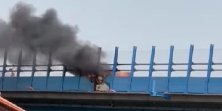 Esplosione sulla tangenziale di Napoli: auto in fiamme (screen video YouTube)