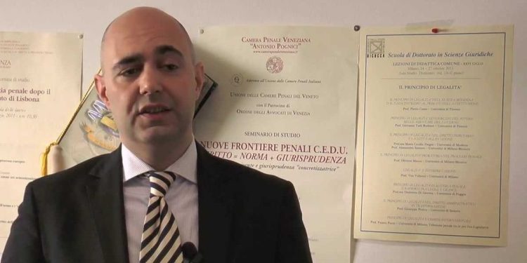 Il professor Oliviero Mazza (screen da YouTube)