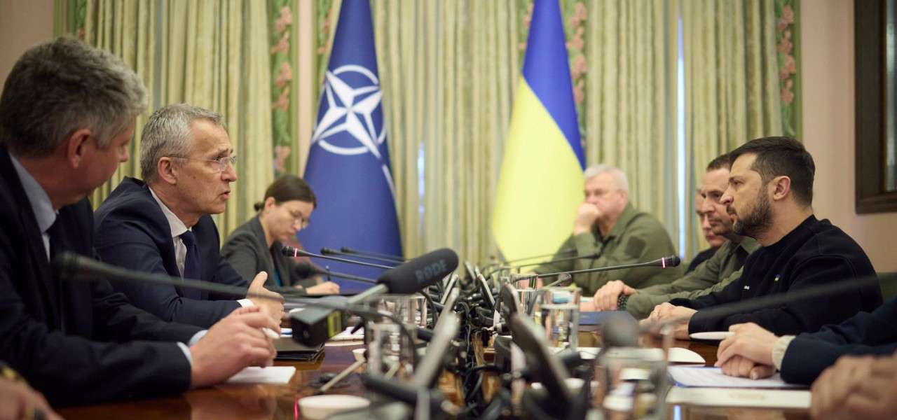 Jens Stoltenberg, segretario generale della Nato, a colloquio con Volodymir Zelensky, presidente dell'Ucraina (LaPresse)