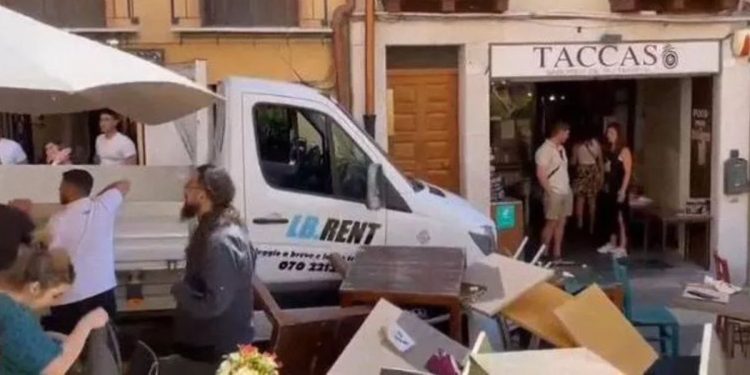 Il camion sui tavolini del bar di Cagliari (Twitter)