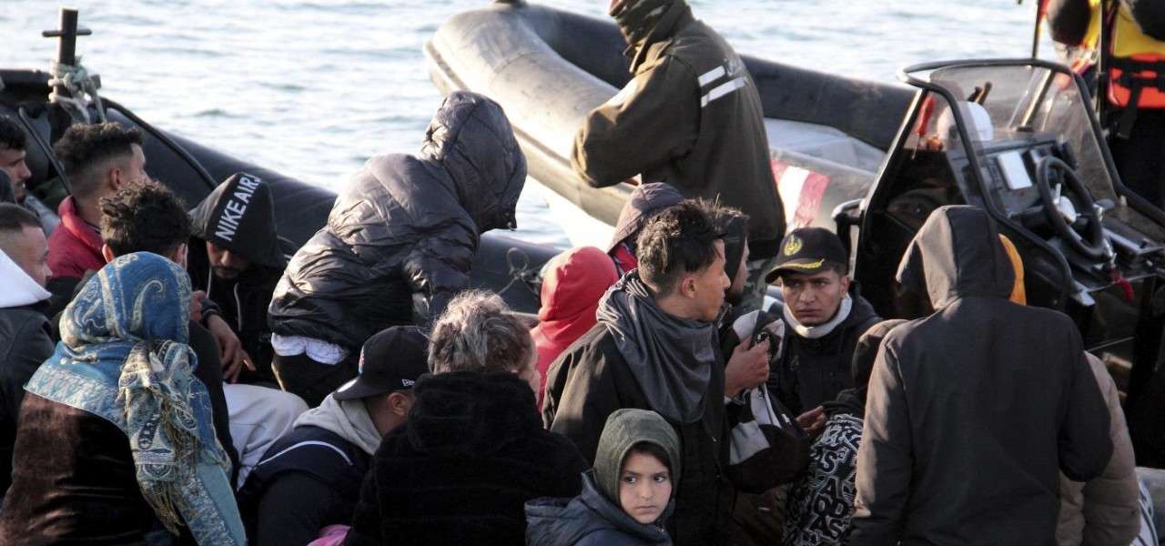 Migranti fermati dalla Guardia costiera tunisina (LaPresse)