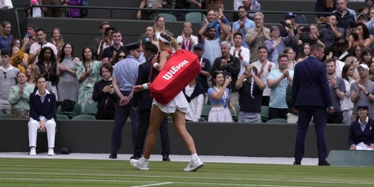 Victoria Azarenka lascia il campo dopo il ko contro Elina Svitolina a Wimbledon 2023 (Foto LaPresse)