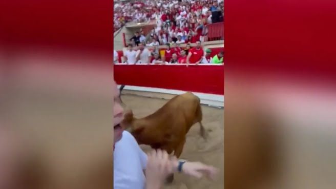 Tenta un selfie con il toro a Pamplona (screen da Youtube)