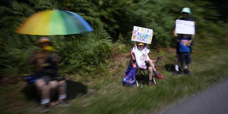 Un'altra maxi caduta al Tour de France 2023 (Foto LaPresse)