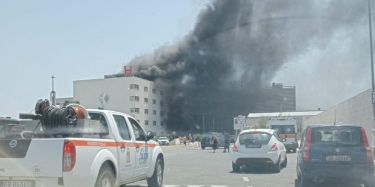 L'incendio all'ospedale Miulli di Acquaviva delle Fonti, Bari (Twitter)