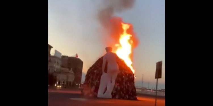 Incendio Venere degli Stracci a Napoli (Foto: da screen Facebook)