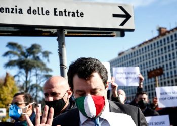 Salvini sfida l'Agenzia delle Entrate