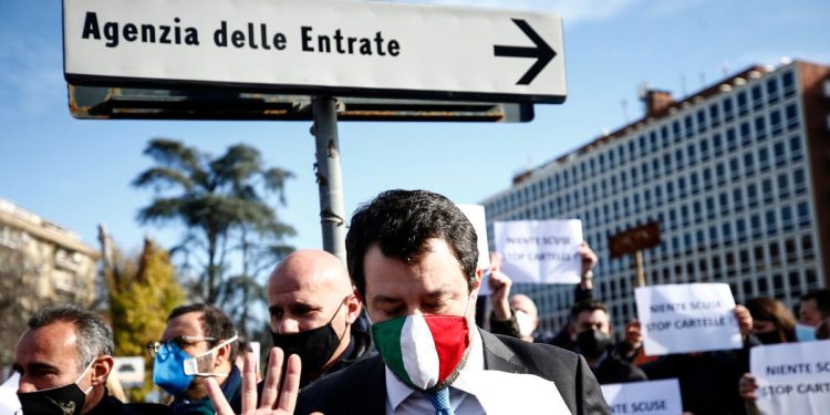 Salvini sfida l'Agenzia delle Entrate