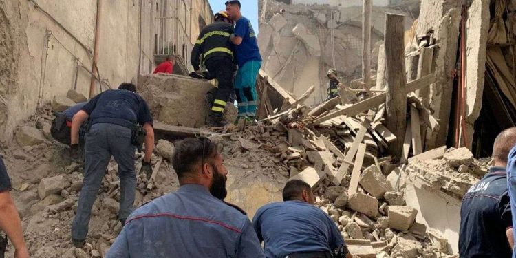 La palazzina crolla a Torre del Greco (Twitter)