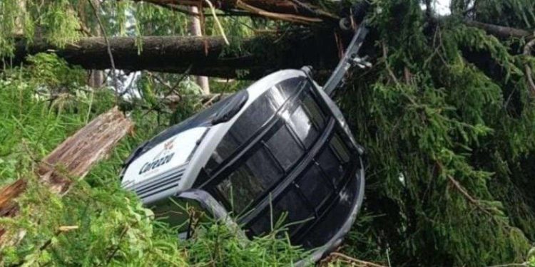 La cabina della funivia caduta al lago di Carezza (Twitter)