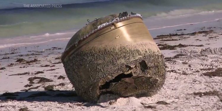 Oggetto misterioso caduto in spiaggia in Australia