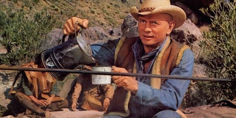 Yul Brynner in una scena del film su Rete 4 (Foto Web)