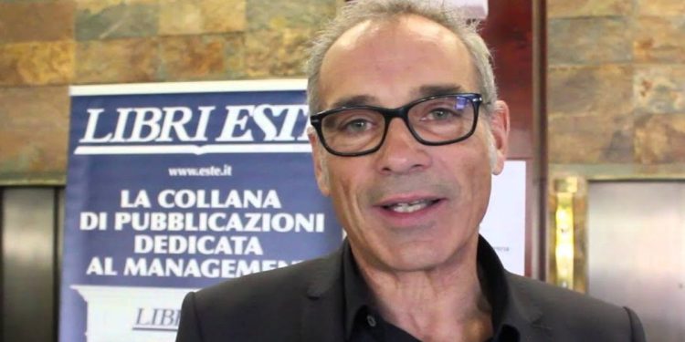 Claudio Orrea, co-fondatore e ad del brand Patrizia Pepe (screen da YouTube)