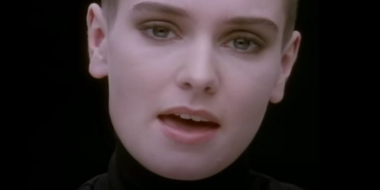 Sinead O'Connor nel video di Nothing compares 2 (Youtube)