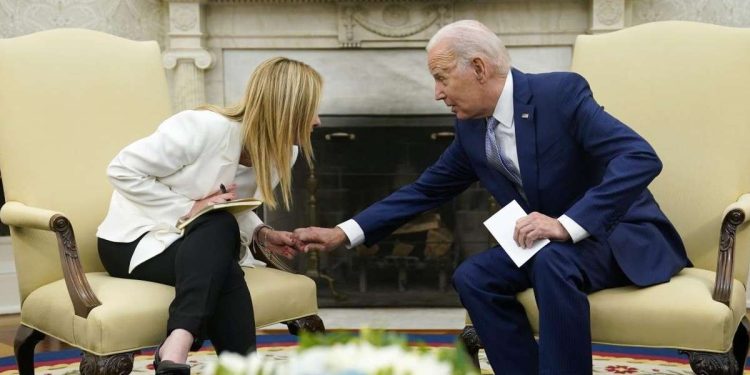 Giorgia Meloni con Joe Biden alla Casa Bianca (LaPresse)