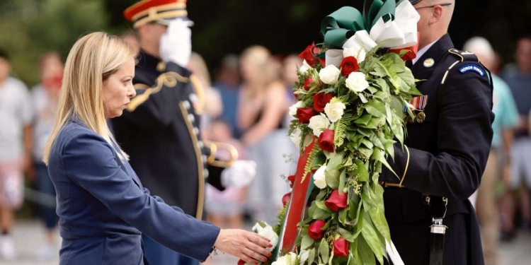 Giorgia Meloni al cimitero di Arlington (LaPresse)