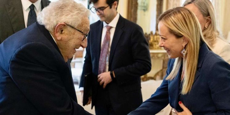 Henry Kissinger con Giorgia Meloni (LaPresse)