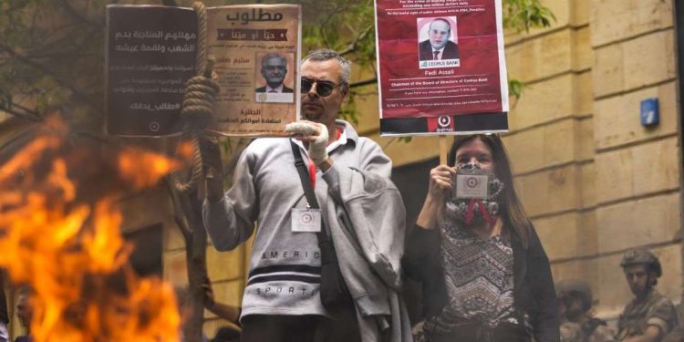 Beirut: protesta contro le banche, accusate di trattenere i risparmi dei depositanti (LaPresse)