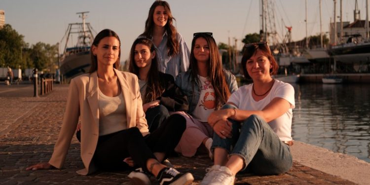 Da sinistra: Ilaria Cappuccini, Giulia Ricci, Matilda Banchetti, Carlotta Santolini e Alice Pari di Mariscadoras srl