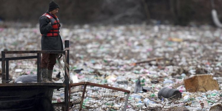 Serbia - Operai operazioni di pulizia del fiume Lim vicino a Priboj (Foto: 2023, LaPresse)