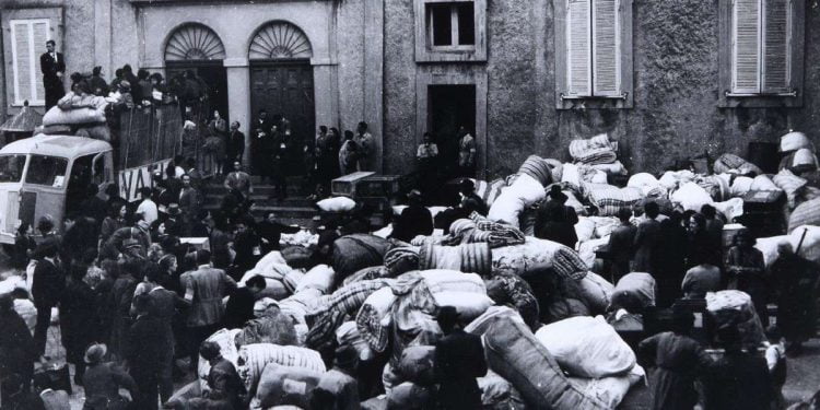 Aiuti del Vaticano agli sfollati (foto Archivio Santa Sede, da vaticannews.va)