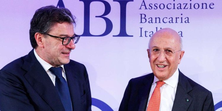 Il ministro dell'Economia Giorgetti e il Presidente dell'Abi Patuelli (Lapresse)