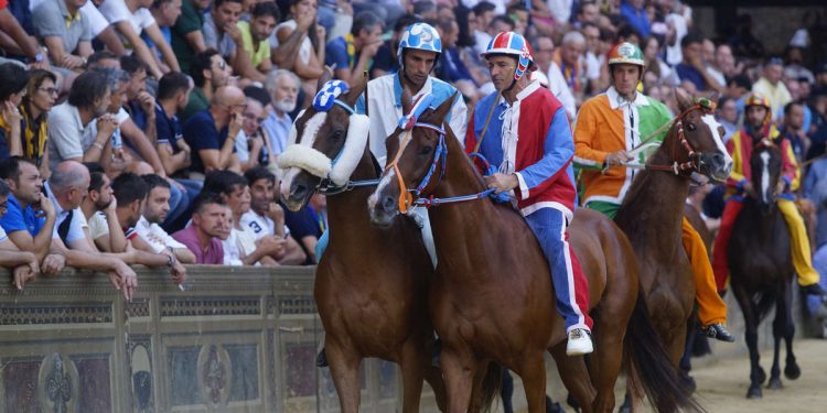 Diretta Palio di Siena 2023: si corre per la Madonna dell'Assunta (Foto LaPresse)