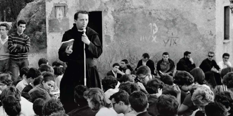 Don Giussani a Varigotti nel 1965. Foto di Elio Ciol (Ed. Studium)