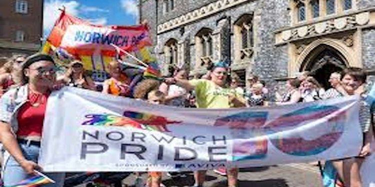 Norwich pride, tamponi con sangue mestruale sulla folla