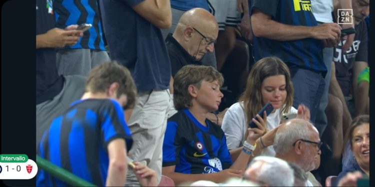 Un momento colto dalle telecamere di DAZN nell'intervallo di Inter-Monza