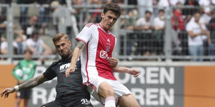 Benjamin Tahirović con la maglia dell'Ajax (Foto LaPresse)